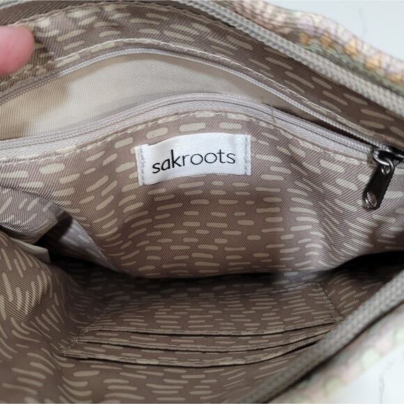 Sakroots Crossbody Adjustable Strap Pockets inside. - Picture 7 of 14